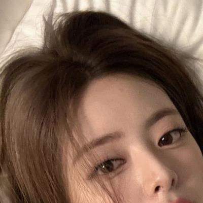 ITZY 유나..침대서 찍은 셀카.jpg