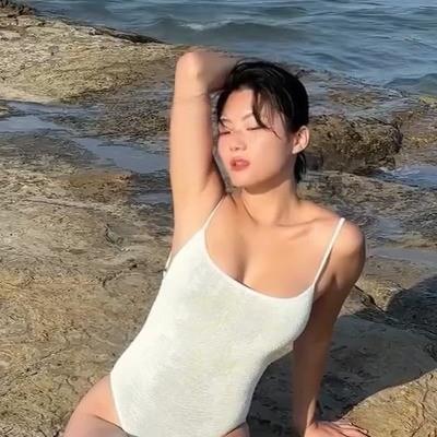 스위스 해변 놀러간 모델 손진아 수영복