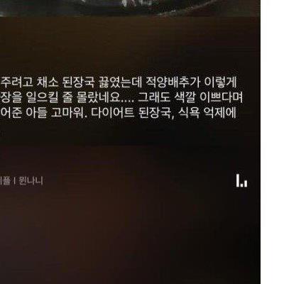 집에서 가족을 위해 요리하는 유부녀.