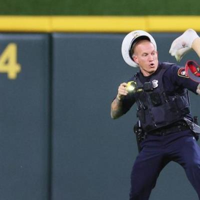 어제자 MLB 경기장 난입한 관중